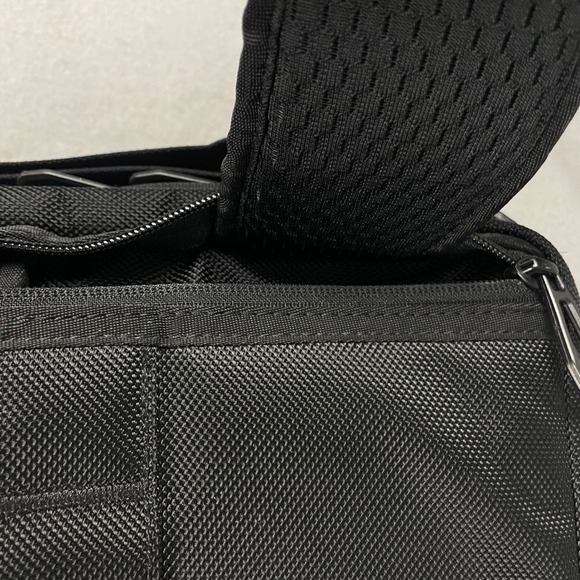 Thule Accent Convertible Laptop Bag Backpack 17L Business Travel Ballistic Nylon - Picture 8 of 16